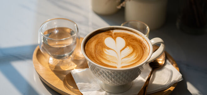 Tasse Kaffee und ein Glas Wasser | Getty Images / Thinnapob