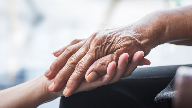 Bild einer jüngeren Hand welche eine ältere Hand umfängt | GettyImages / Chinnapong Bild einer jüngeren Hand welche eine ältere Hand umfängt | GettyImages / Chinnapong